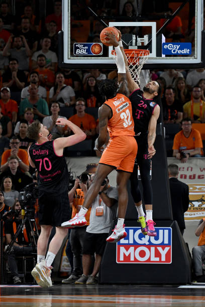 但他在中场 但他在中场